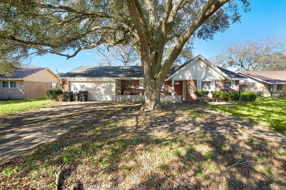 1502 Alta Vista Dr, Alvin, TX 77511 - photo 1