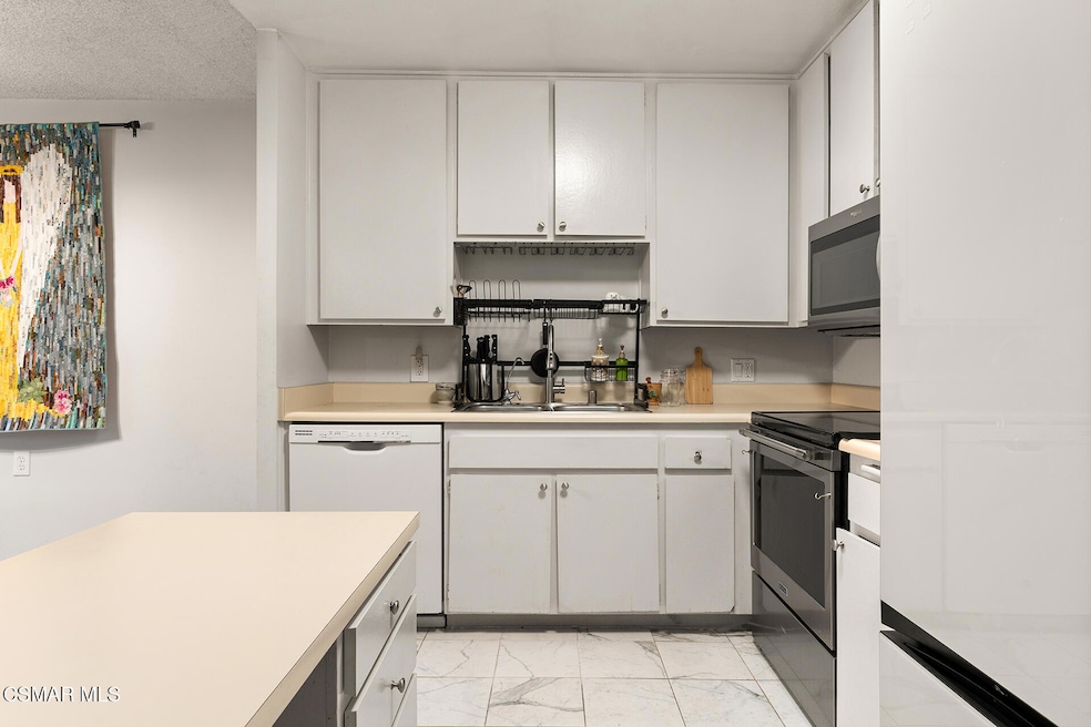 327 Chestnut Hill Ct unit 11, Thousand Oaks, CA 91360 - photo 1