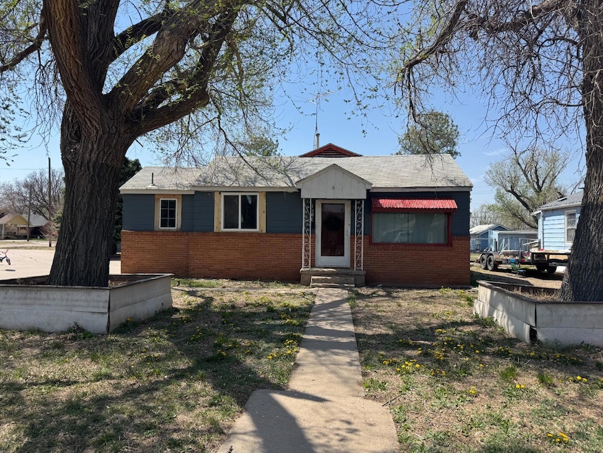 825 S Polk St, Hugoton, KS 67951 - photo 1