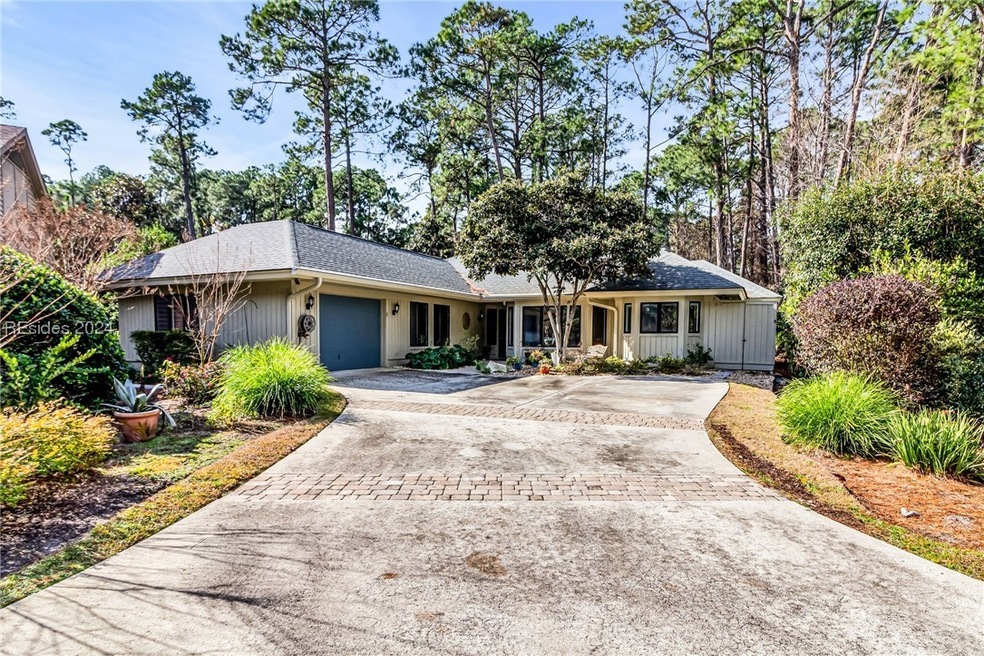 Ranch-style house featuring a garage