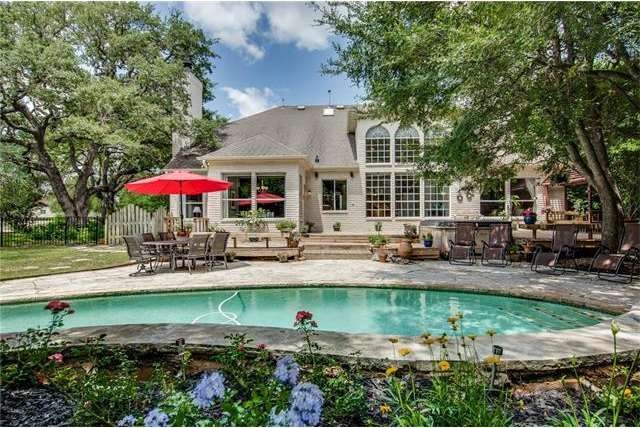 Spacious backyard for entertaining on the deck, re