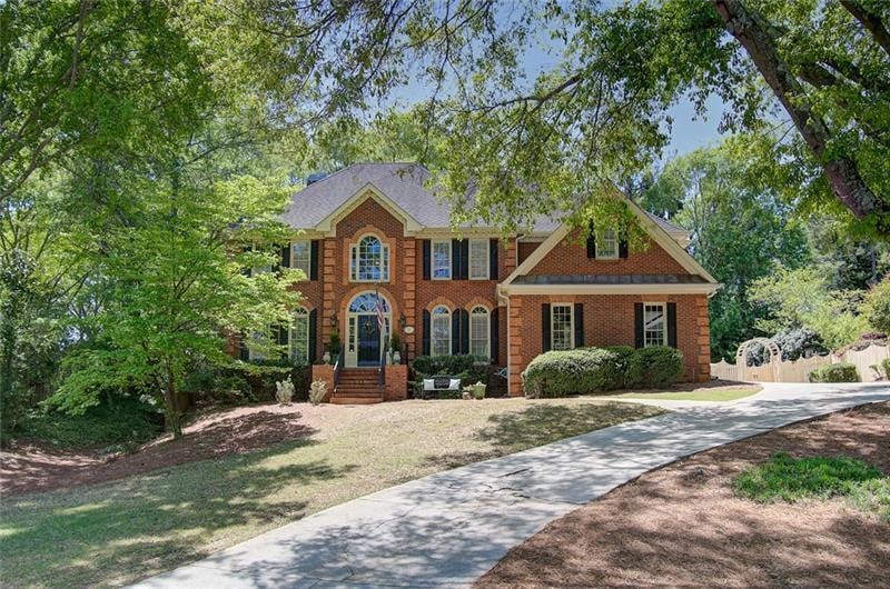 Gorgeous 4-side brick home located on cul-de-sac!