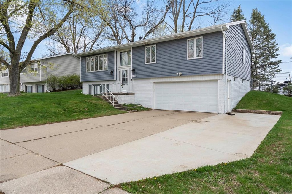 2620 Falbrook Dr NE, Cedar Rapids, IA 52402 - photo 1