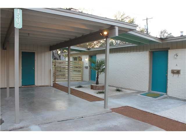 Entry : Minimally landscaped with crushed granite 