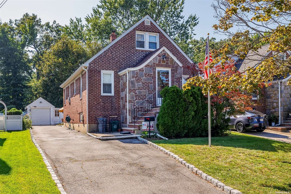 86 Wood St, Lynbrook, NY 11563 - photo 1