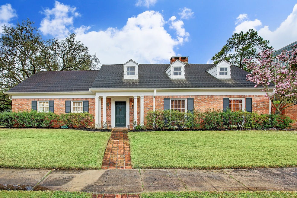 2153 Stanmore sits at the front of one of the Stanmore courtyards.