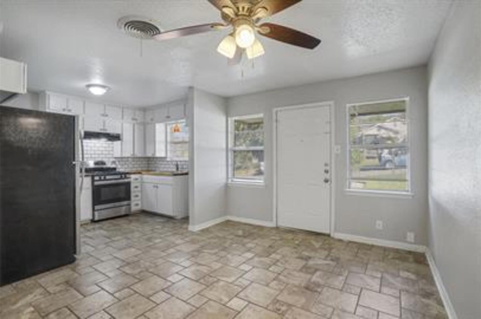 826 W Texas St unit B, Denison, TX 75020 - photo 1