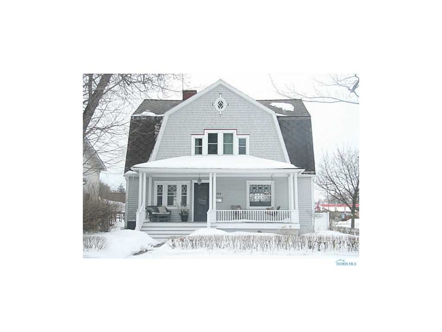 Detached Garage.