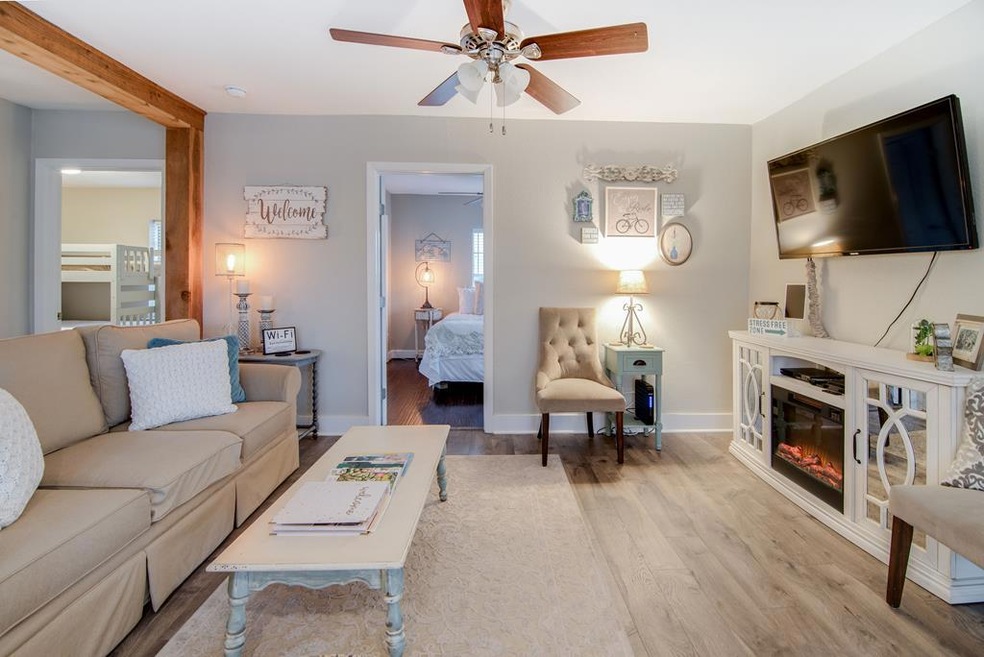 610 N Milam St, Fredericksburg, TX 78624 - photo 1