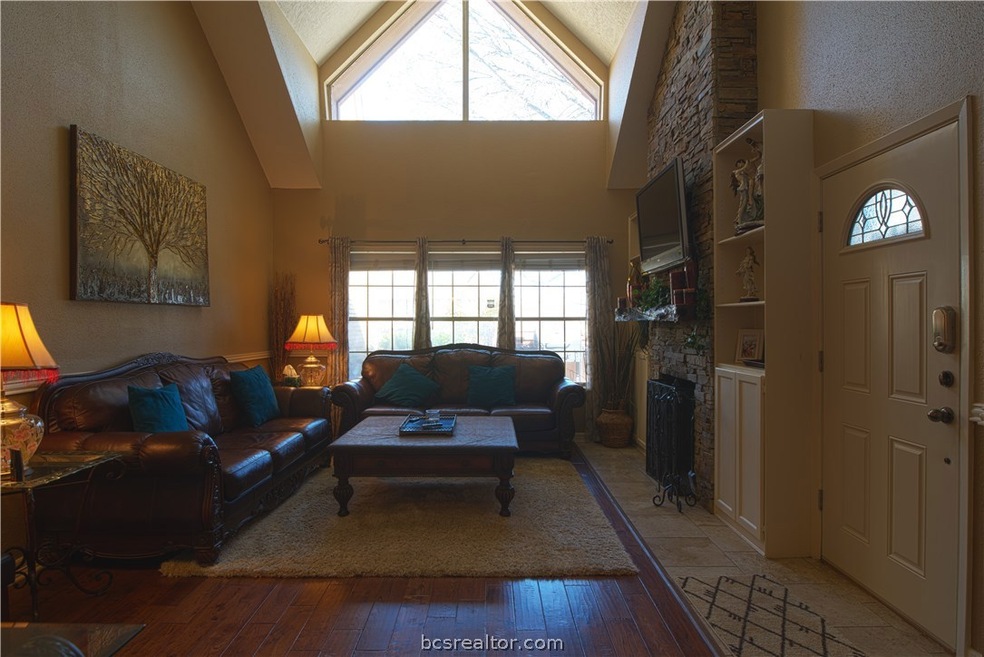 Tall vaulted ceilings.
