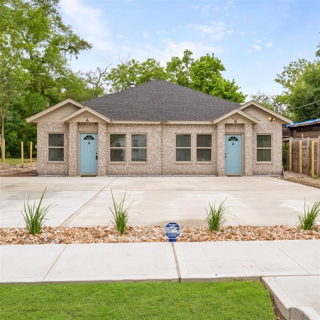 8207 Sandra St unit B, Houston, TX 77016 - photo 1