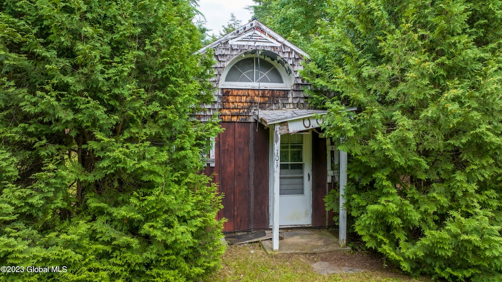 101 Jones Rd, Saratoga Springs, NY 12866 - photo 1