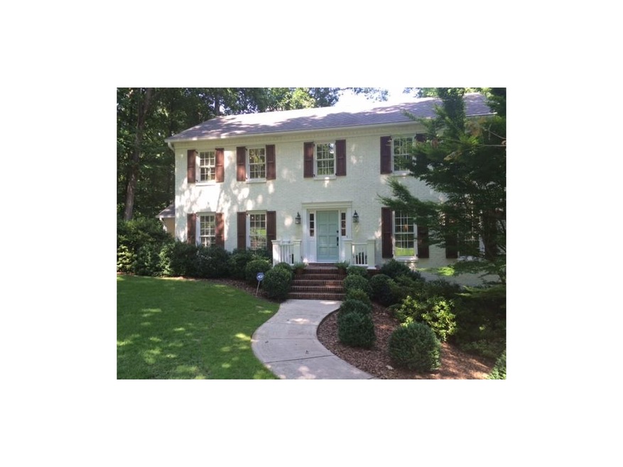 Beautiful setting on Glengary Drive! Great family 