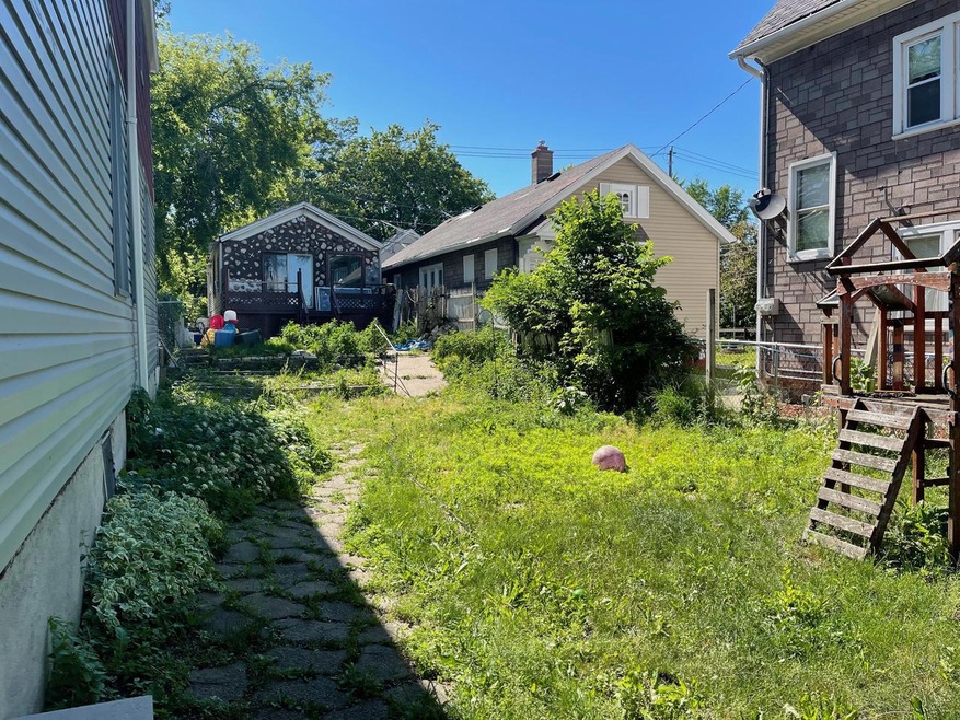 Vacant front w/ cottage in rear