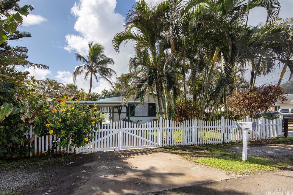 Is this not the most adorable beachside cottage?!?