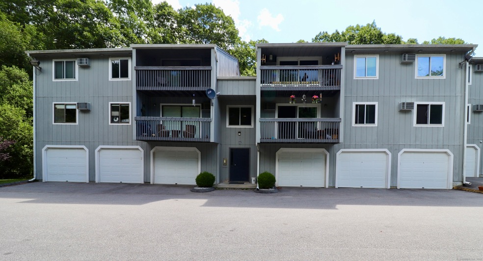 86 Buddington Rd unit 3, Groton, CT 06340 - photo 1