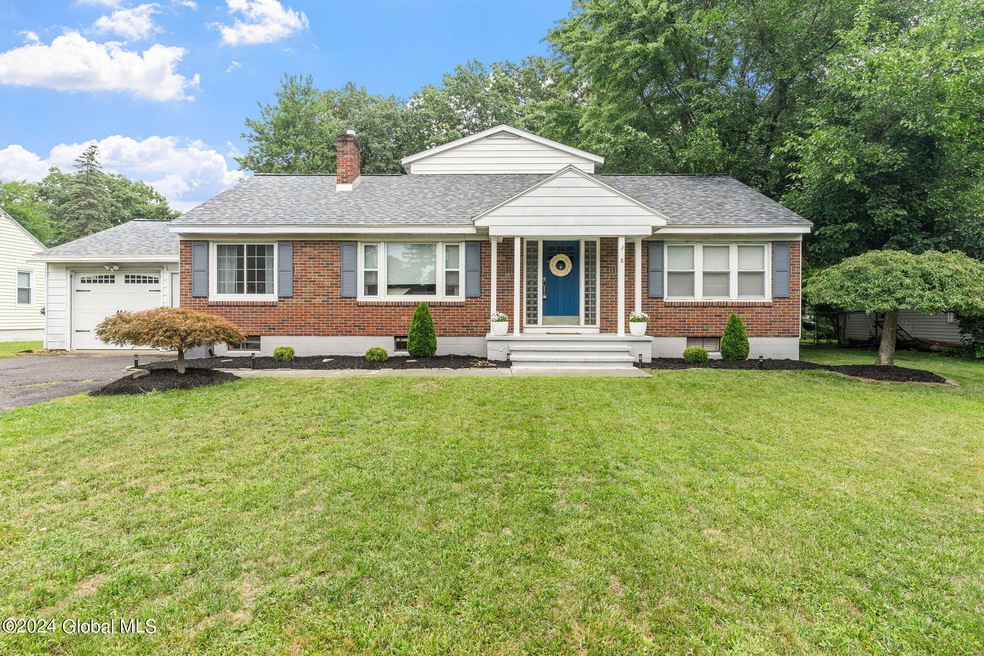 8 Silversmith Ln, Schenectady, NY 12306 - photo 1