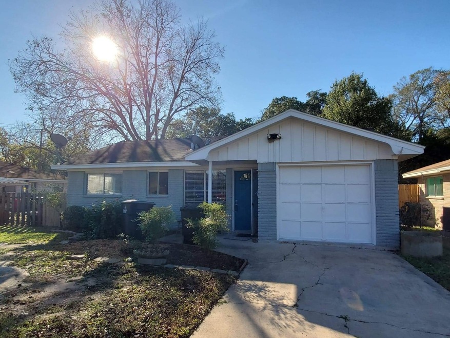 1211 W Snyder St, Alvin, TX 77511 - photo 1