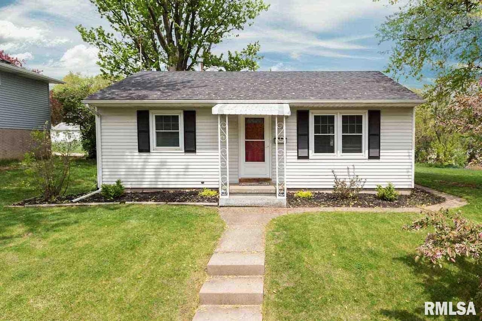 1340 W 38th St, Davenport, IA 52806 - photo 1