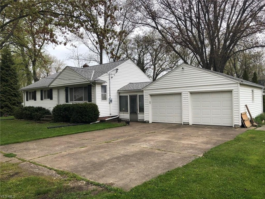 543 Lakeview Ave, Sheffield Lake, OH 44054 - photo 1