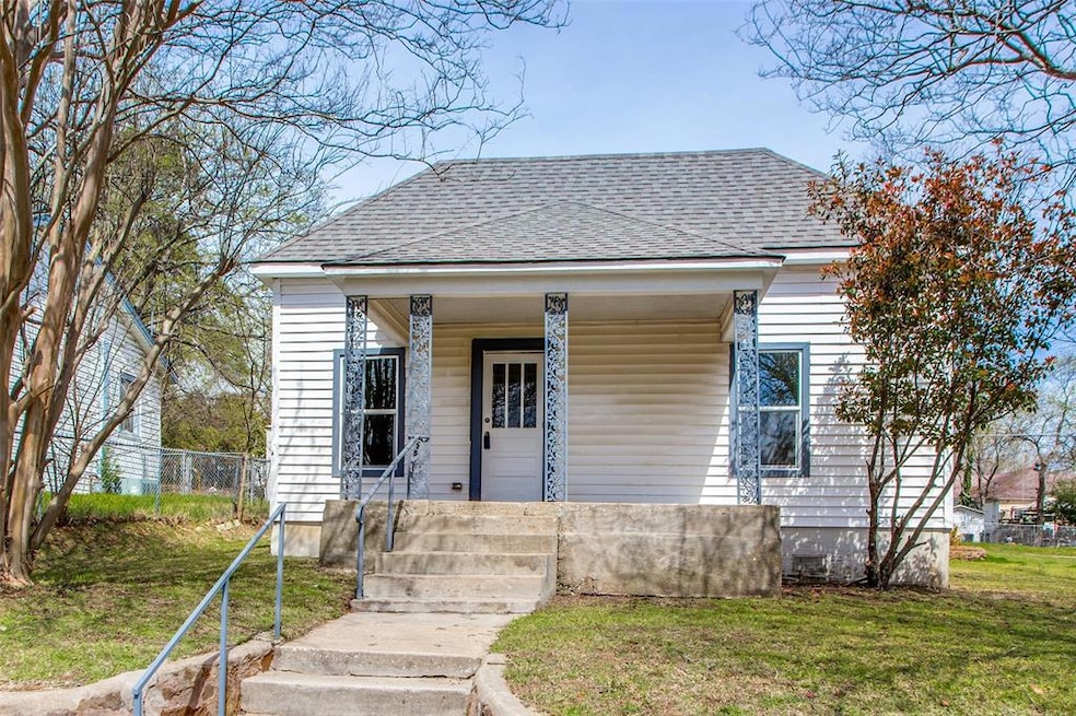 1219 W Chestnut St, Denison, TX 75020 - photo 1