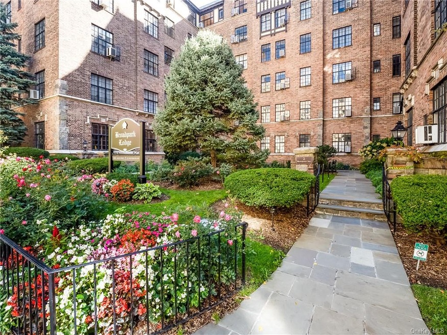 292 Main St unit 3F, White Plains, NY 10601 - photo 1