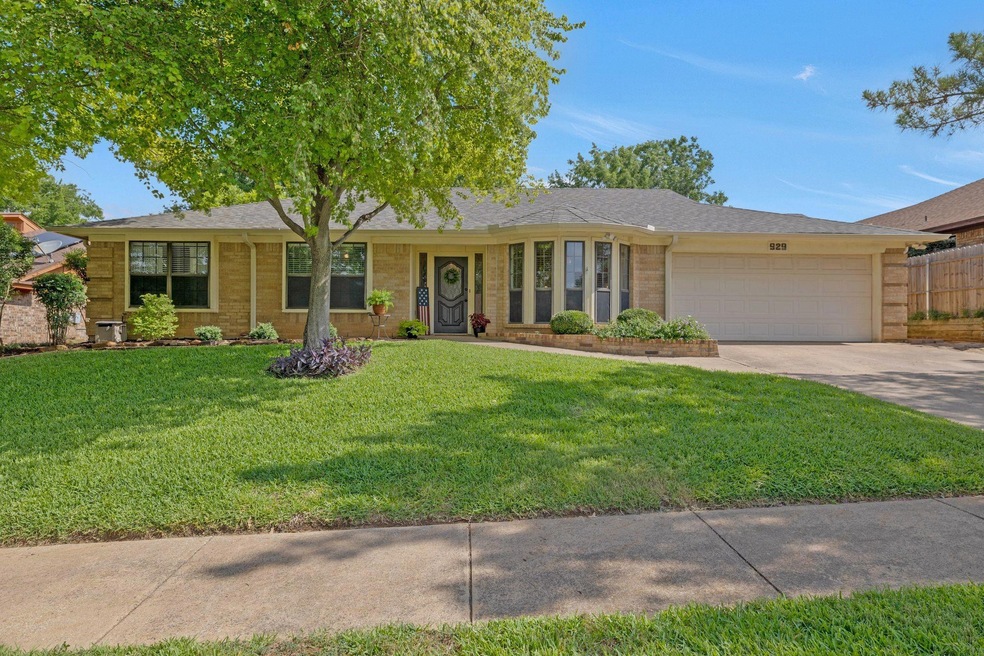 929 Clear View Dr, Bedford, TX 76021 - photo 1