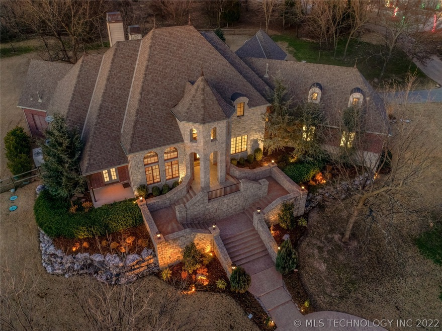 Elegant estate on situated 1.5 acres, located in C