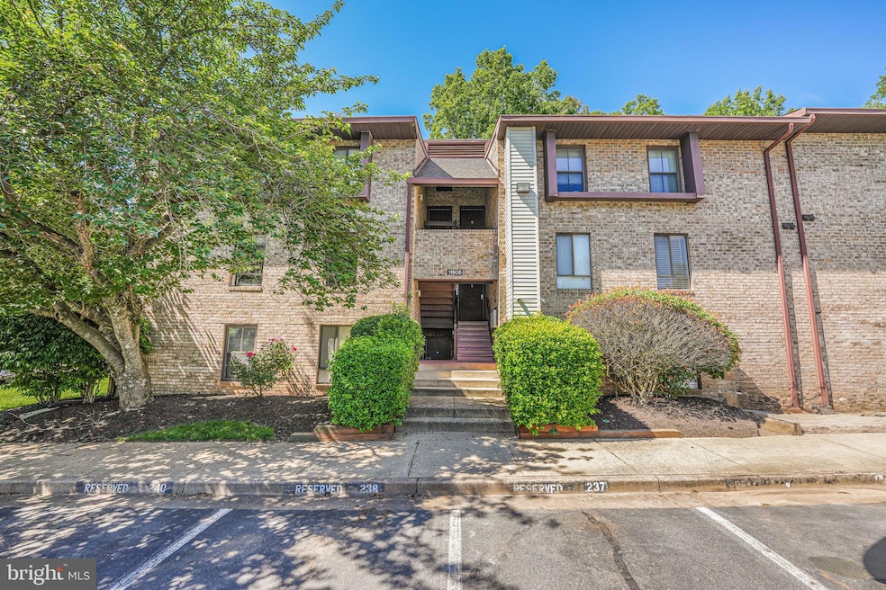 11606 Stoneview Square unit 1B, Reston, VA 20191 - photo 1