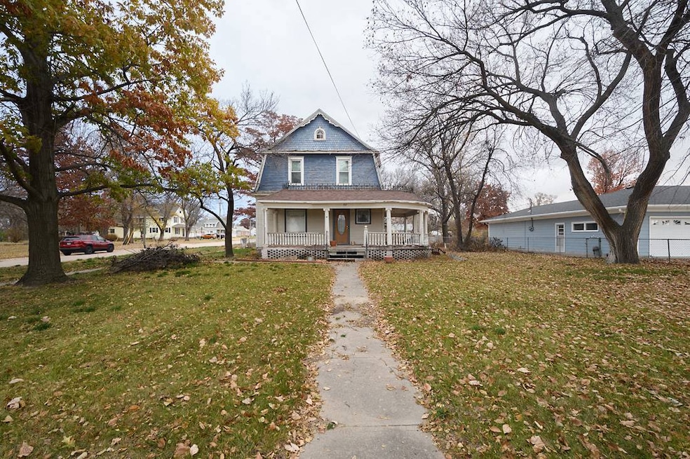 737 W 4th Ave, Red Cloud, NE 68970 - photo 1