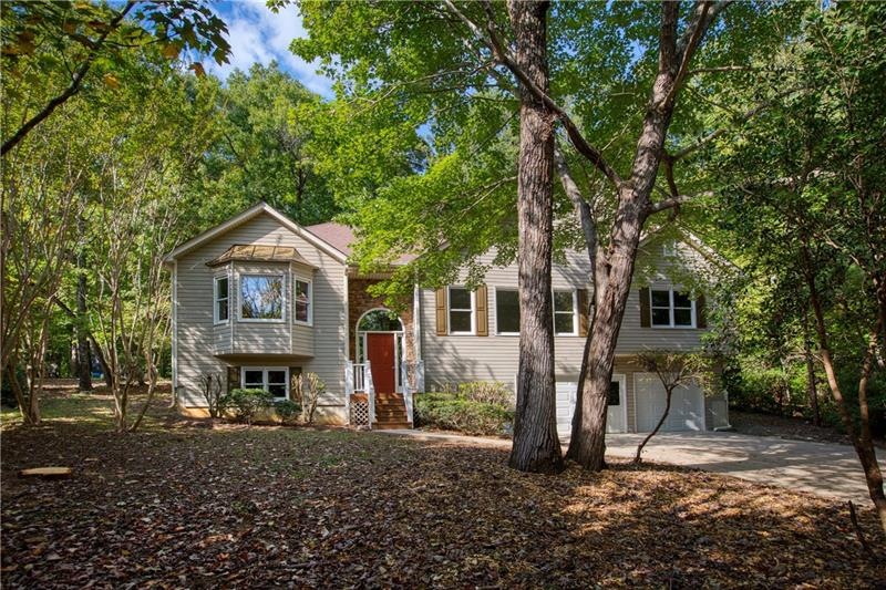 Beautiful home! Very private setting near the lake