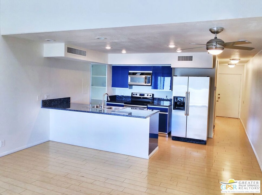 Kitchen and eating bar