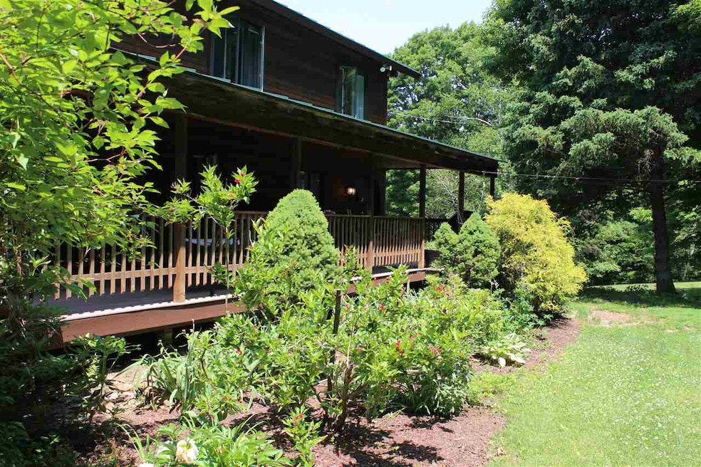 413 Skyline Dr, Pomfret, VT 05068 - photo 1