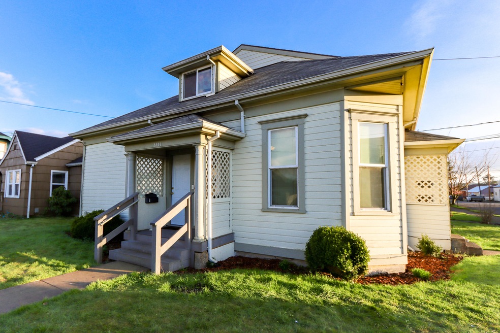 2203 9th St Tillamook OR 97141-02