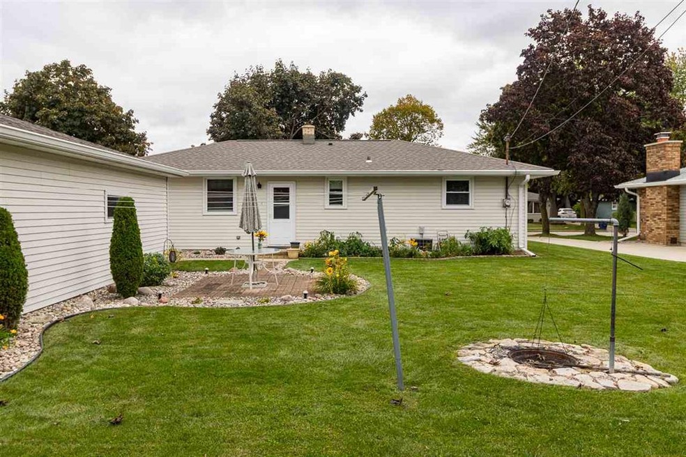 524 Richard St, Combined Locks, WI 54113 - photo 1