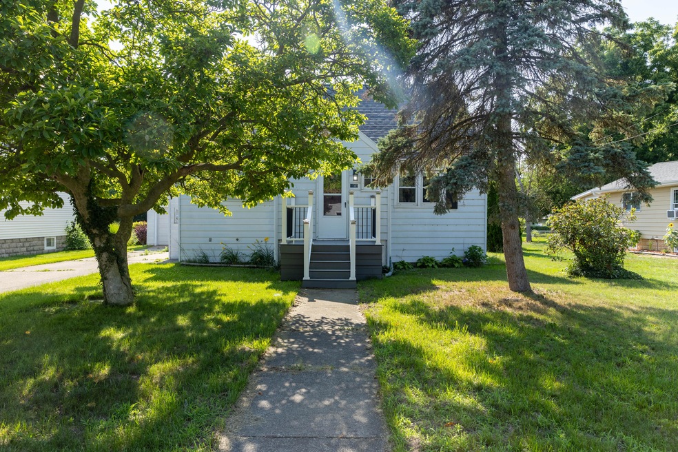 9540 Maplewood Ave, Bridgman, MI 49106 - photo 1