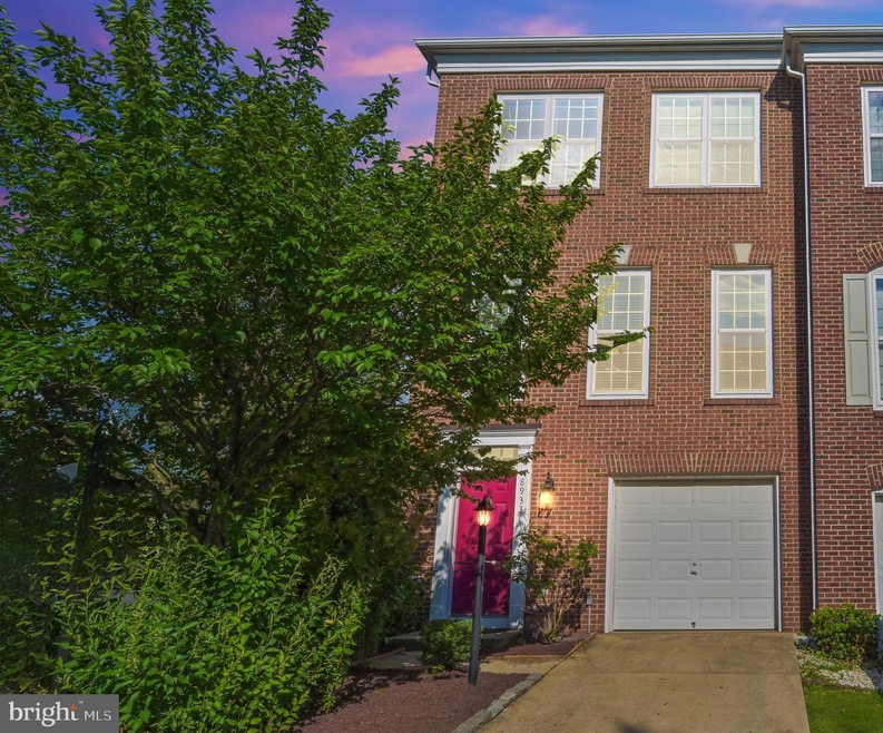 8933 Singleleaf Cir, Lorton, VA 22079 - photo 1