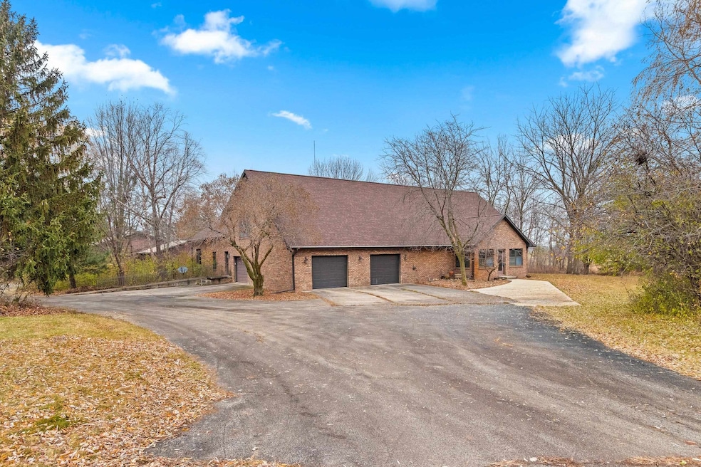 3629 Creekview Rd, de Pere, WI 54115 - photo 1