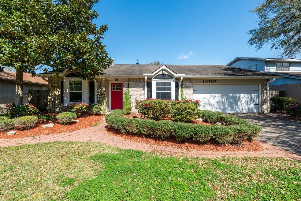16707 Oxnard Ln, Friendswood, TX 77546 - photo 1