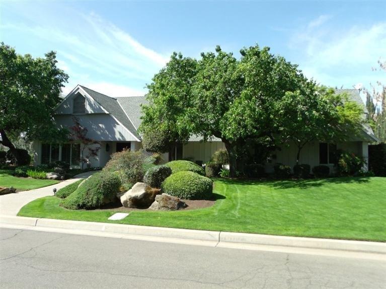 Traditional charm on this beautiful east facing co