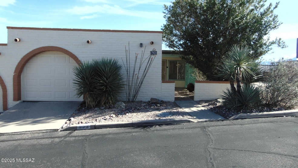 952 W Camino Asturias, Green Valley, AZ 85622 - photo 1