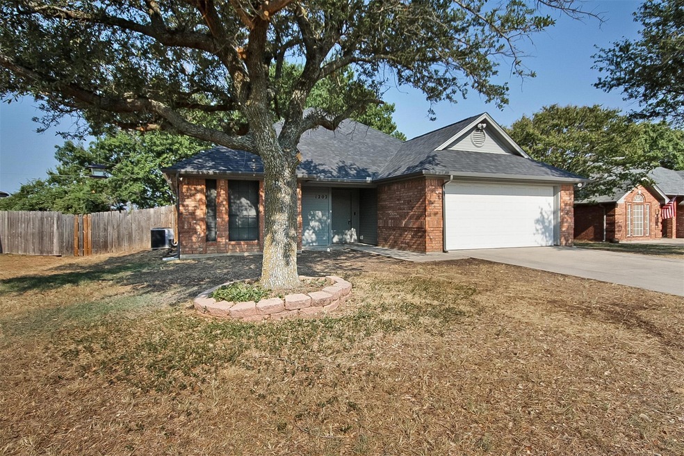 1202 Oak Tree Ln, Weatherford, TX 76086 - photo 1