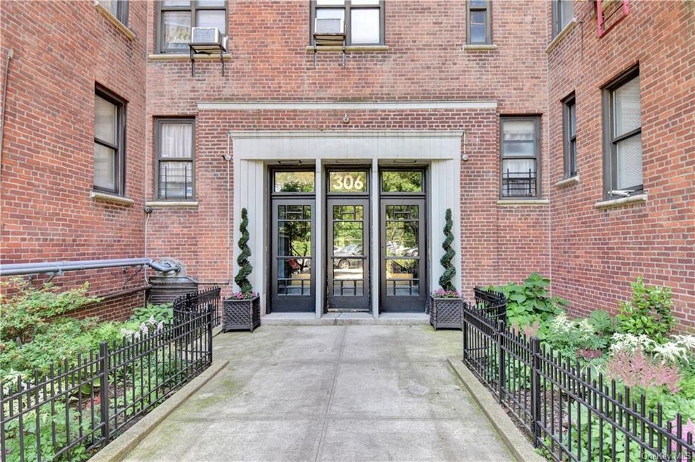 306 E Mosholu Pkwy S unit 4H, Bronx, NY 10458 - photo 1