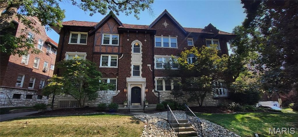 7570 Byron Place unit 1E, Saint Louis, MO 63105 - photo 1