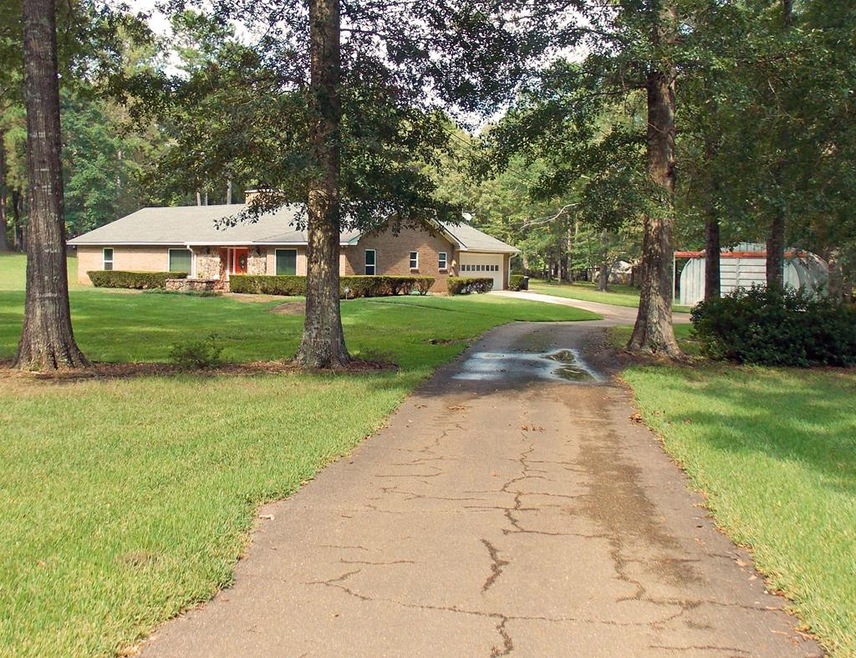 1008 Michael Dr, McComb, MS 39648 - photo 1