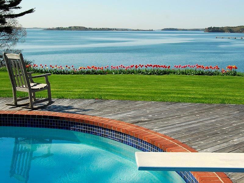 Elegant yard with pool, oceanfront...
