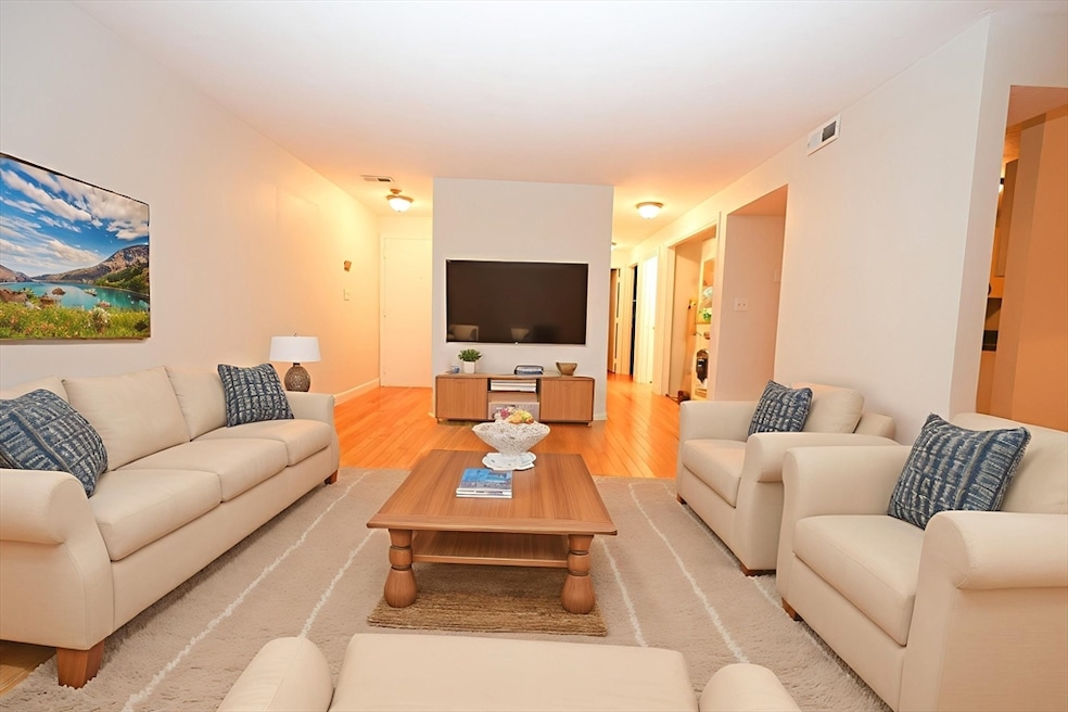 25R Rockland St unit 6, West Roxbury, MA 02132 - photo 1