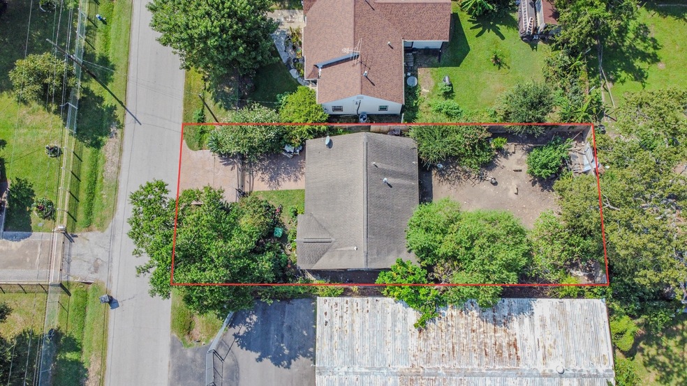 425 Caplin St, Houston, TX 77022 - photo 1