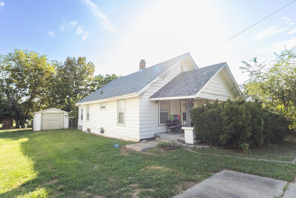 818 Vincil St, Moberly, MO 65270 - photo 1