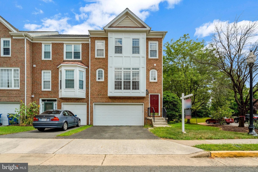 25206 Dunvegan Square, Chantilly, VA 20152 - photo 1